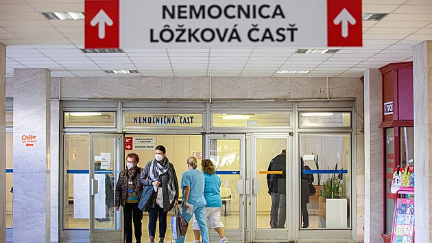 Poet nov nakaench pekrauje denn 9 tisc, kapacita zdravotnickch zazen je tm naplnn. Na snmku nemocnice v Bratislav na Slovensku. (23. listopadu 2021)