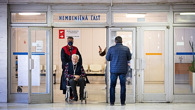 Počet nově nakažených překračuje denně 9 tisíc, kapacita zdravotnických zařízení je téměř naplněná. Na snímku nemocnice v Bratislavě na Slovensku. (23. listopadu 2021)