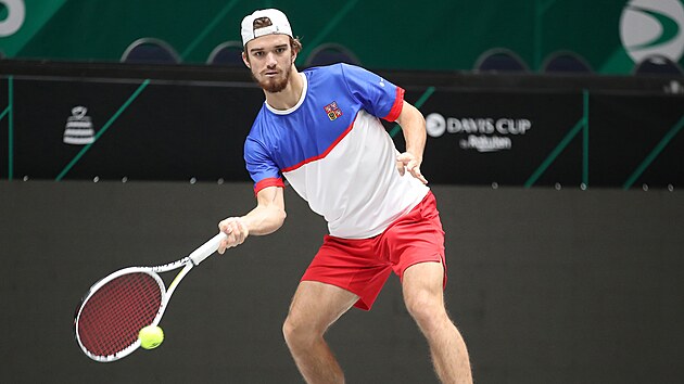 Tom Mach hraje forhend ped startem finlovho turnaje Davis Cupu.