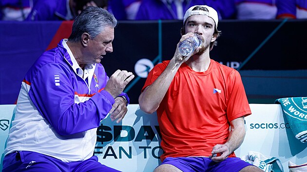 Kapitán Jaroslav Navrátil radí Tomáši Macháčovi během utkání Davis Cupu s Francií.