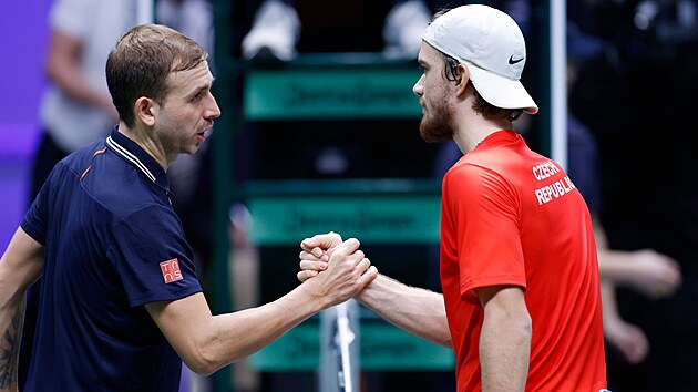 Tomáš Macháč (vpravo) přijímá gratulace od Brita Daniela Evanse po vzájemném střetu v Davis Cupu.