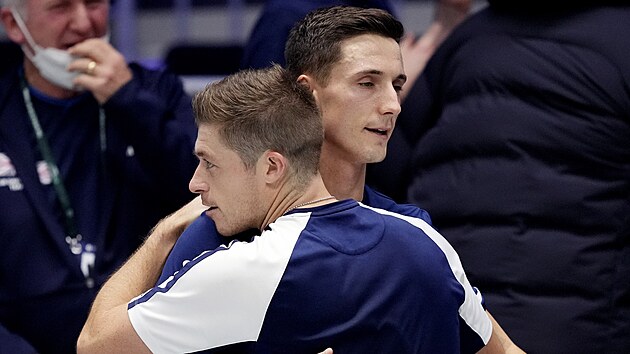 Britští deblisté Joe Salisbury (vpravo) a Neal Skupski se radují z výhry nad českým párem v utkání Davis Cupu.