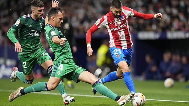 Hráč Atletica Madrid Yannick Carrasco (vpravo) bojuje o míč s Unai Garciaem z  Osasuny během utkání v rámci španělské La Ligy