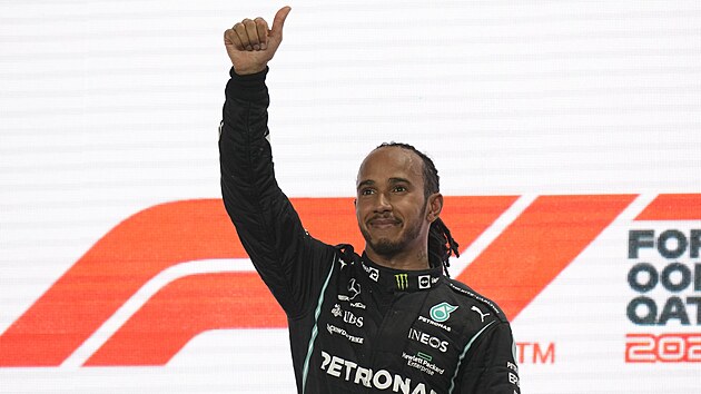 Lewis Hamilton z Mercedesu se raduje z vtzstv ve Velk cen Kataru.