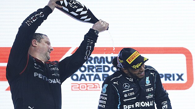 Lewis Hamilton slav vtzstv ve Velk cen Kataru s tmovm kolegou z Mercedesu