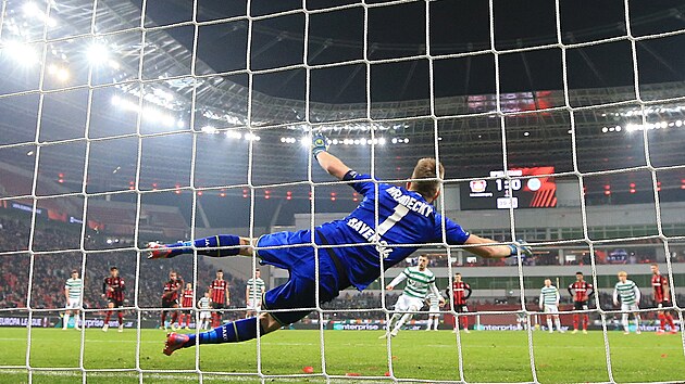 Hráč Celticu Josip Juranovic vstřeluje gól do brány Lukáši Hrádeckému z klubu Bayer Leverkusen během utkání v rámci Evropské konferenční ligy