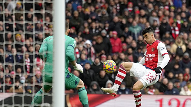Gabriel Martinelli dává druhý gól Arsenalu v zápase proti Newcastlu.