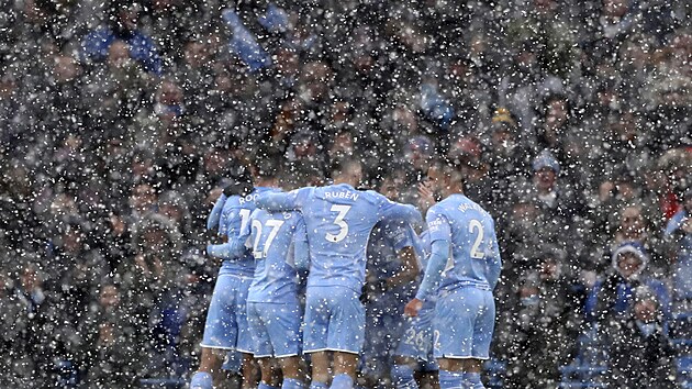 Fotbalisté Manchesteru City se radují z gólu proti West Hamu za vydatného sněžení.