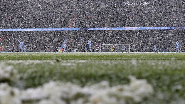 Pohled na zasněžené hřiště stadionu Etihad, kde hraje domácí zápasy Manchester City.