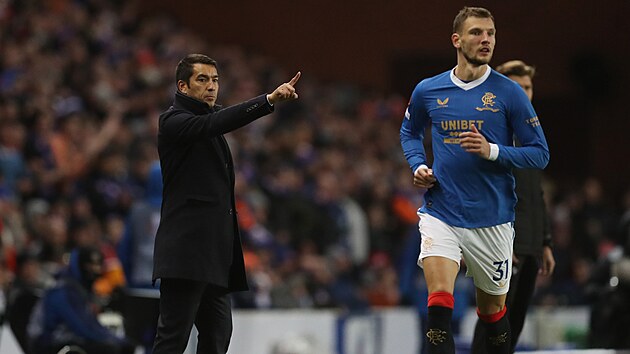 Giovanni van Bronckhorst, nový trenér Rangers FC, diriguje své svěřence během zápasu se Spartou.