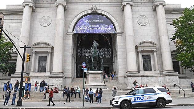 Ani Rooseveltova socha stojící před Americkým přirodovědným muzeem v New Yorku se nevyhnula vandalům. V říjnu 2021 ji neznámý vandal postříkal barvou. (6. října 2021)