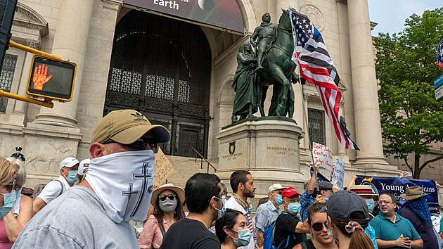 Mladí republikáni z New Yorku loni demonstrovali za to, aby socha prezidenta před budovou muzea zůstala. (28. června 2020)