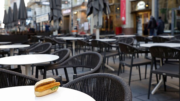 Jindy run ulice centra pedvnon Vdn osiely. Vyhlenm celosttnho lockdownu reaguje rakousk vlda na kritickou koronavirovou situaci. (22. listopadu 2021)