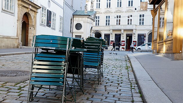 Jindy rušné ulice centra předvánoční Vídně osiřely. Vyhlášením celostátního lockdownu reaguje rakouská vláda na kritickou koronavirovou situaci. (22. listopadu 2021)
