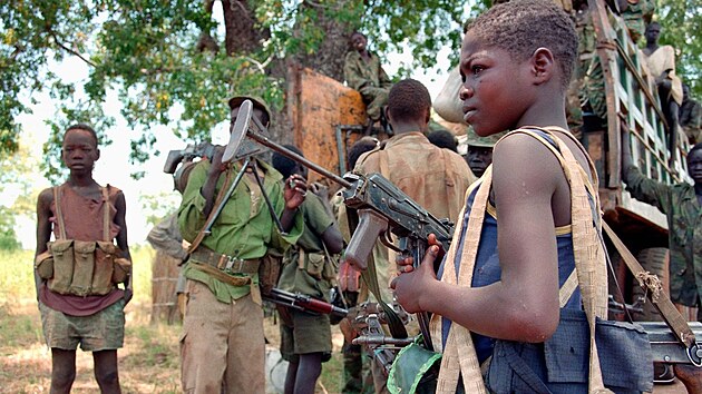 Africký dtský bojovník se samopalem v ruce. Súdánská lidová osvobozenecká...