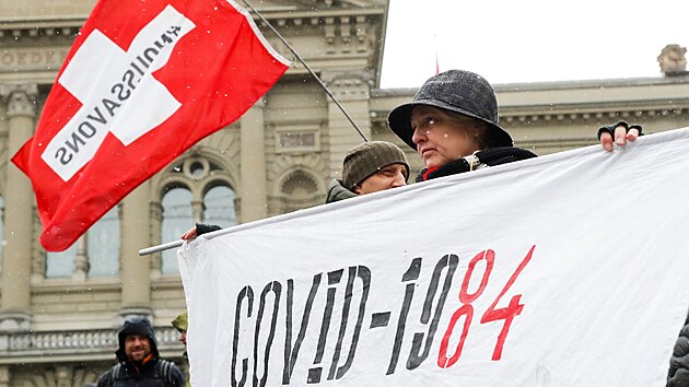 Demonstranti protestují proti covidovým omezením. Švýcaři v referendu hlasují o zachování covidových certifikátů. (28. listopad 2021)
