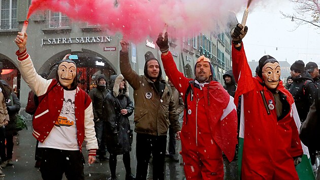 Demonstranti v maskch netflixovskho hitu Paprov dm protestuj proti covidovm omezenm. vcai v referendu hlasuj o zachovn covidovch certifikt. (28. listopad 2021)