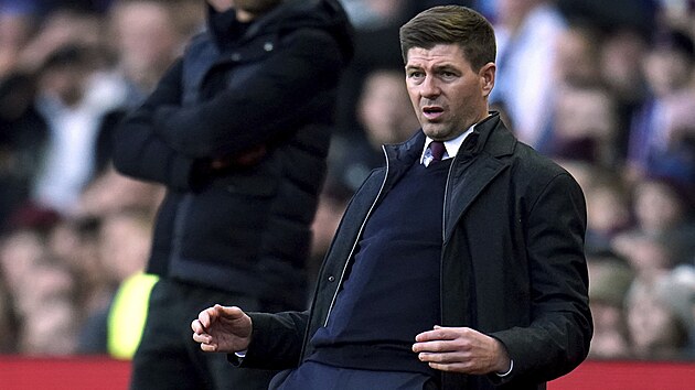 Steven Gerrard poprv na lavice anglick Aston Villy, kam zamil od skotskch Rangers.