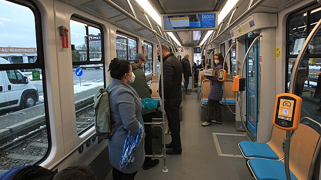 Cestující v Ostravě si poprvé vyzkoušeli jízdu v nové tramvaji Škoda 39T. (29. listopadu 2021)