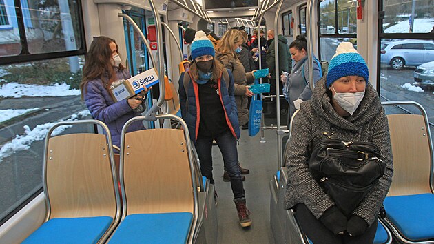 Cestující v Ostravě si poprvé vyzkoušeli jízdu v nové tramvaji Škoda 39T. (29. listopadu 2021)