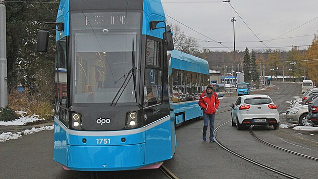Cestujc v Ostrav si poprv vyzkoueli jzdu v nov tramvaji koda 39T. (29. listopadu 2021)