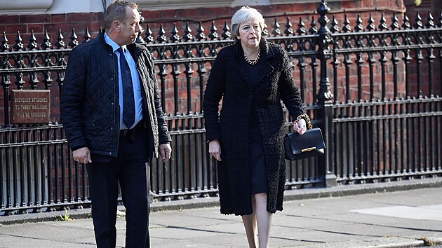 Britsk� expremi�rka Theresa Mayov� p�ijela na z�du�n� m�i za zavra�d�n�ho poslance Davida Amesse. (23. listopadu 2021)