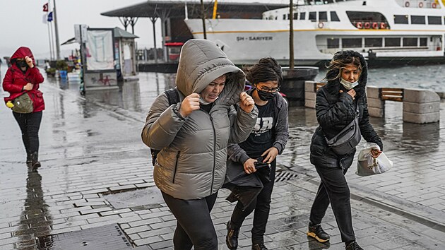 Lidé v tureckém Istanbulu utíkají před silným větrem a deštěm. (29. listopadu 2021)
