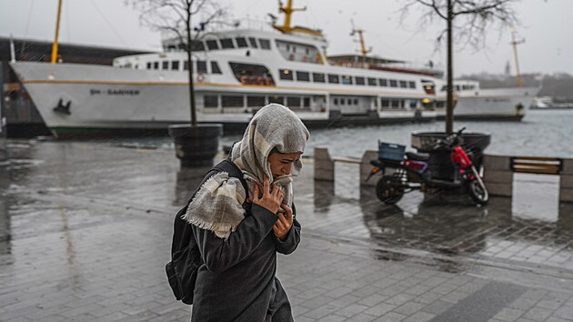 Tureck Istanbul zashl siln d隝 a vtr. (29. listopadu 2021)