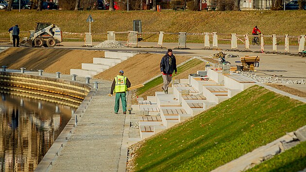 Pracovníci Vodohospodářských staveb v uplynulých dnech finišovali na úpravách pravého břehu Vltavy v Českých Budějovicích.