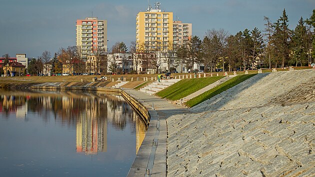 Pracovníci Vodohospodářských staveb v uplynulých dnech finišovali na úpravách pravého břehu Vltavy v Českých Budějovicích.
