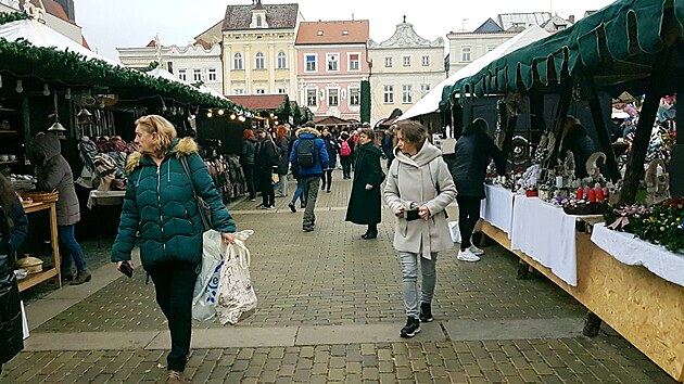 Lidé zaplnili adventní trhy na hlavním českobudějovickém náměstí, aby si ještě nakoupili ve stáncích nebo ochutnali připravované dobroty. V 18 hodin je musí organizátoři kvůli vládním opatřením uzavřít.