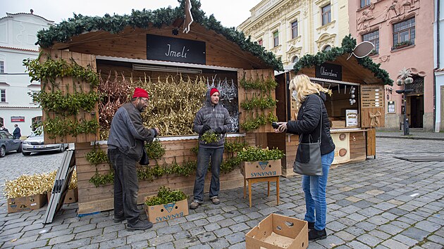 Nkter stnky na adventnm trhu na Perntnskm nmst v Pardubicch byly v ptek oteveny. Kvli epidemii na jeden jedin den.