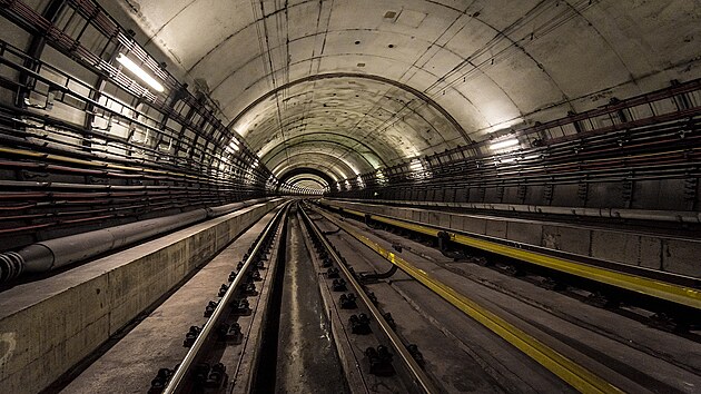 Instalace vyzařovacího kabelu na posledním nepokrytém úseku pražského metra v tunelu mezi stanicemi Rajská zahrada a Černý Most na lince B