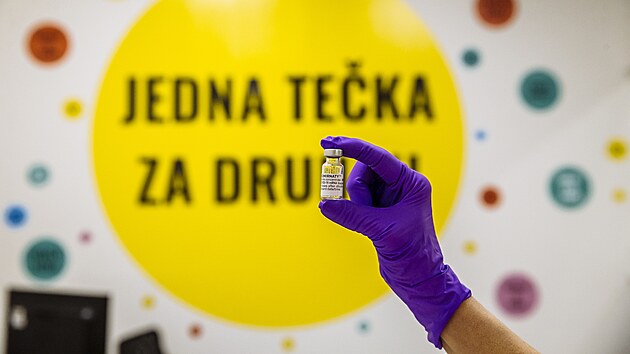 Lidé využívají možnosti očkování bez registrace v očkovacím centru na Černém Mostě v Praze. (29. listopadu 2021)