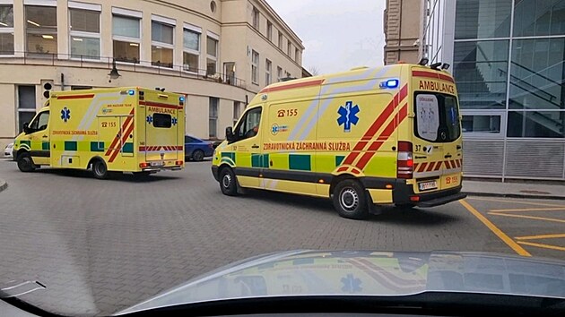 Z fakultn nemocnice u svat Anny v Brn pevezli jihomoravt zchrani dva pacienty na uml plicn ventilaci. (25. 11. 2021)