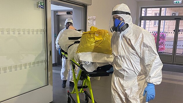 Z fakultní nemocnice u svaté Anny v Brně převezli jihomoravští záchranáři dva pacienty na umělé plicní ventilaci. (25. 11. 2021)