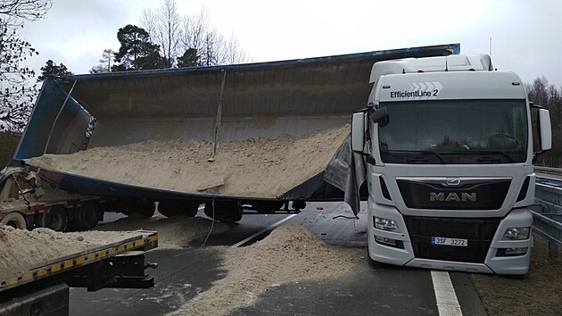 Nehoda na 124. kilometru dálnice D1 ve směru na Brno hlavní dopravní tepnu uzavřela.