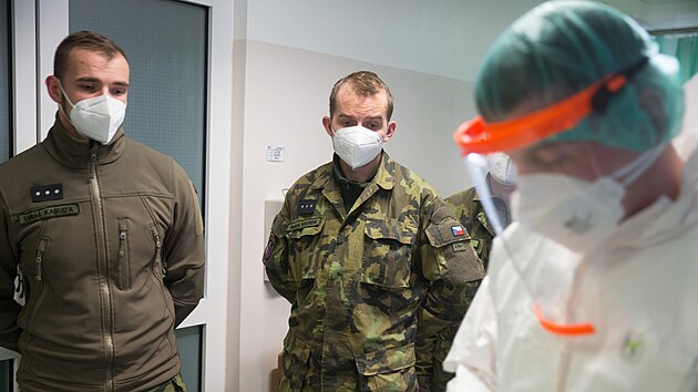 Do nemocnice v Havlkov Brod nastoupili 23. listopadu kvli pomoci s pacienty s covidem-19 i tito vojci. Nsledn absolvovali kolen a od 24. listopadu ostr provoz ve dvanctihodinovch smnch.