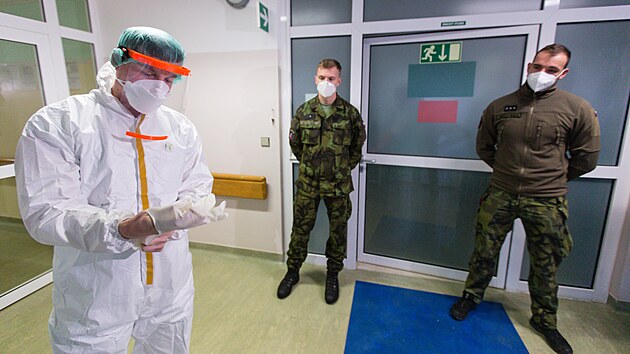 Do nemocnice v Havlíčkově Brodě nastoupili včera kvůli pomoci s pacienty s covidem-19 i tito vojáci. Následně absolvovali školení a do ostrého provozu ve dvanáctihodinových směnách nastoupí dnes.