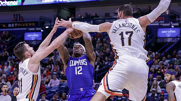 Tom Satoransk a Jonas Valaniunas z New Orleans brn v utkn s Los Angeles Clippers, Eric Bledsoe m cestu zatarasenou.