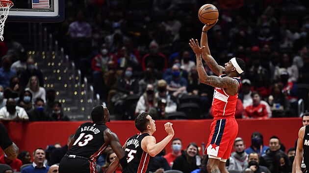 Bradley Beal z Washingtonu stl v utkn proti Miami.