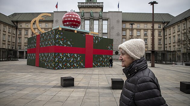 Obří dárek, sáně a baňka, tak vypadá letošní vánoční výzdoba před ostravskou centrální radnicí vyrobená podle návrhu výtvarnice Eriky Bornové.