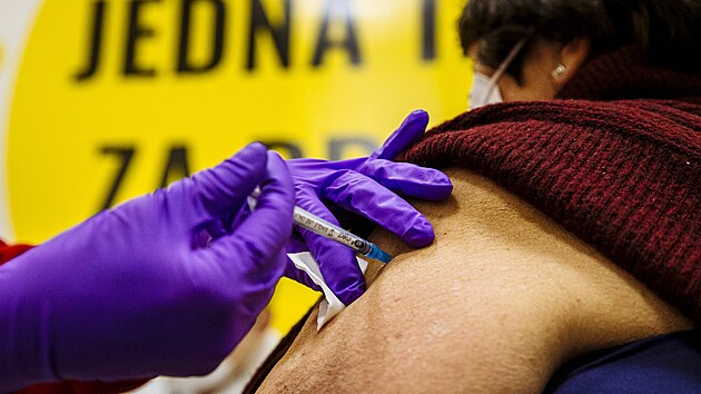 V obchodním centru na Černém Mostě  v Praze se otevřelo nové očkovací místo bez registrace. (29. listopadu 2021)