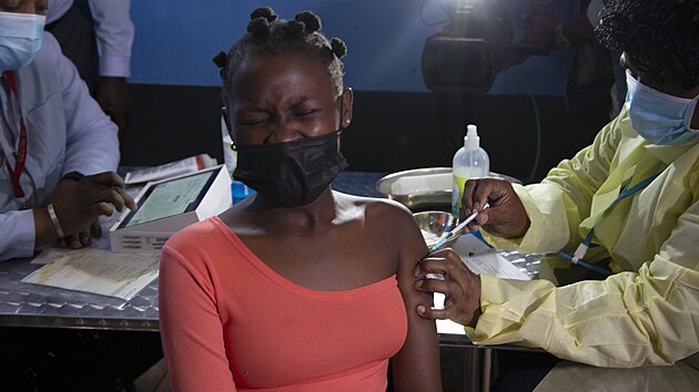 Jihoafričané se nechávají očkovat proti koronaviru na předměstí Johannesburgu. (21. října 2021)