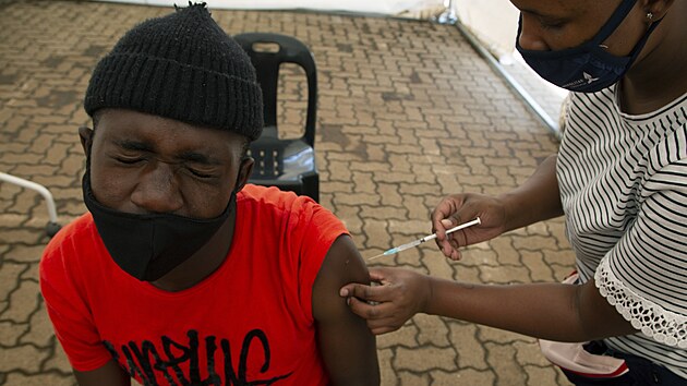 Jihoafričané se nechávají očkovat proti koronaviru na předměstí Johannesburgu. (29. listopadu 2021)