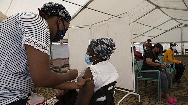 Jihoafrian se nechvaj okovat proti koronaviru na pedmst Johannesburgu. (29. listopadu 2021)