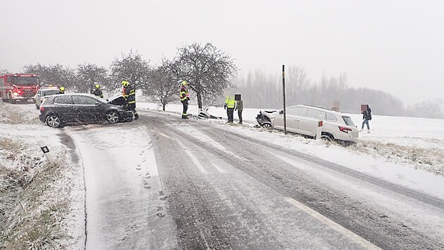 U Kelče na Vsetínsku se odpoledne na prvním sněhu střetla dvě osobní vozidla. Nehoda se obešla bez zranění.