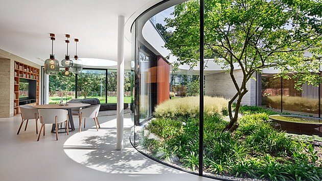 U domu vzniklo organické atrium, které se vlévá do interiéru a vytváří tím koncept puzzle.