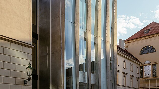 Fasádám nové přístavby dominují velkoformátové plochy z čirého skla, obklady z broušeného duralu a přiznané železobetonové schodiště.