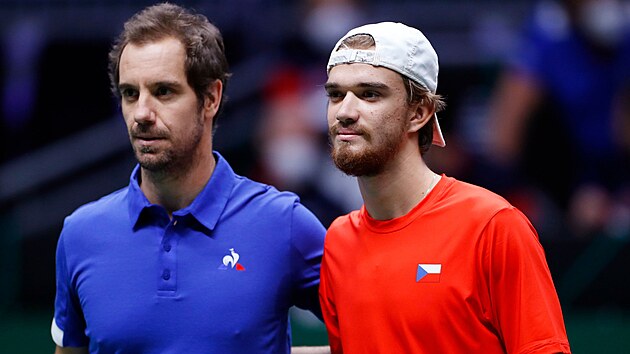 Tom Mach (vpravo) a Richard Gasquet ped zatkem vzjemnho duelu.